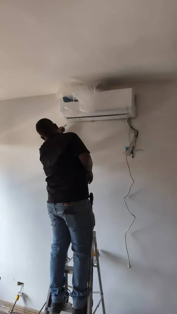 Técnico instalando la unidad interior de un split en una pared